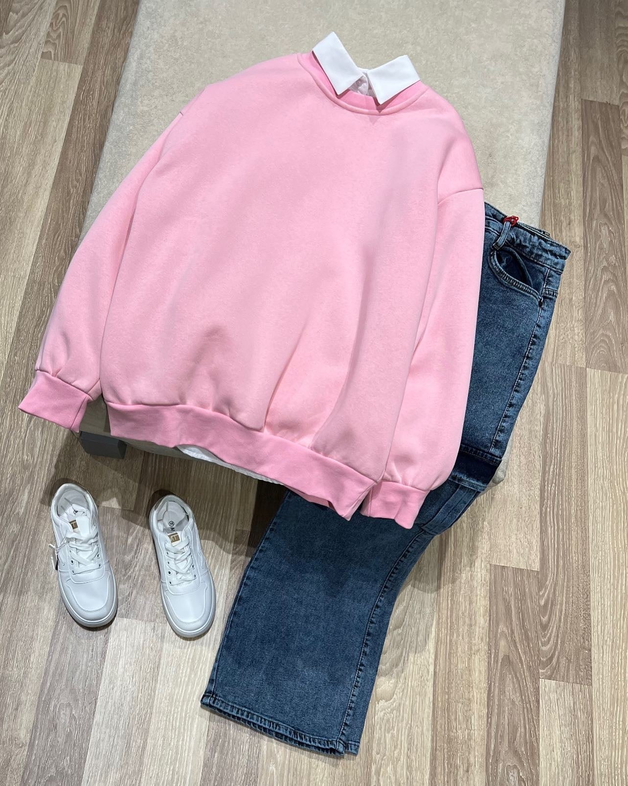 PINK COLLAR SWEATSHIRT - MID BLUE WIDE LEG JEANS
