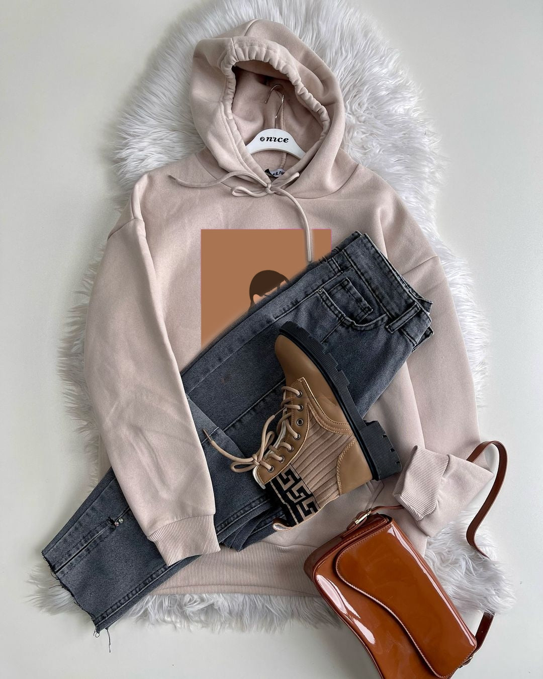 BEIGE HOODIE COFFE GIRL -BLACK WIDE LEG JEANS