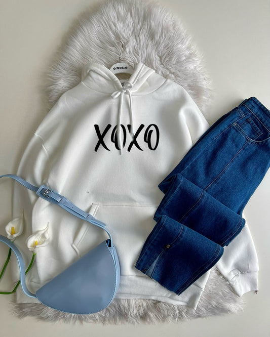 WHITE HOODIE XOXO -MID BLUE WIDE LEG JEANS