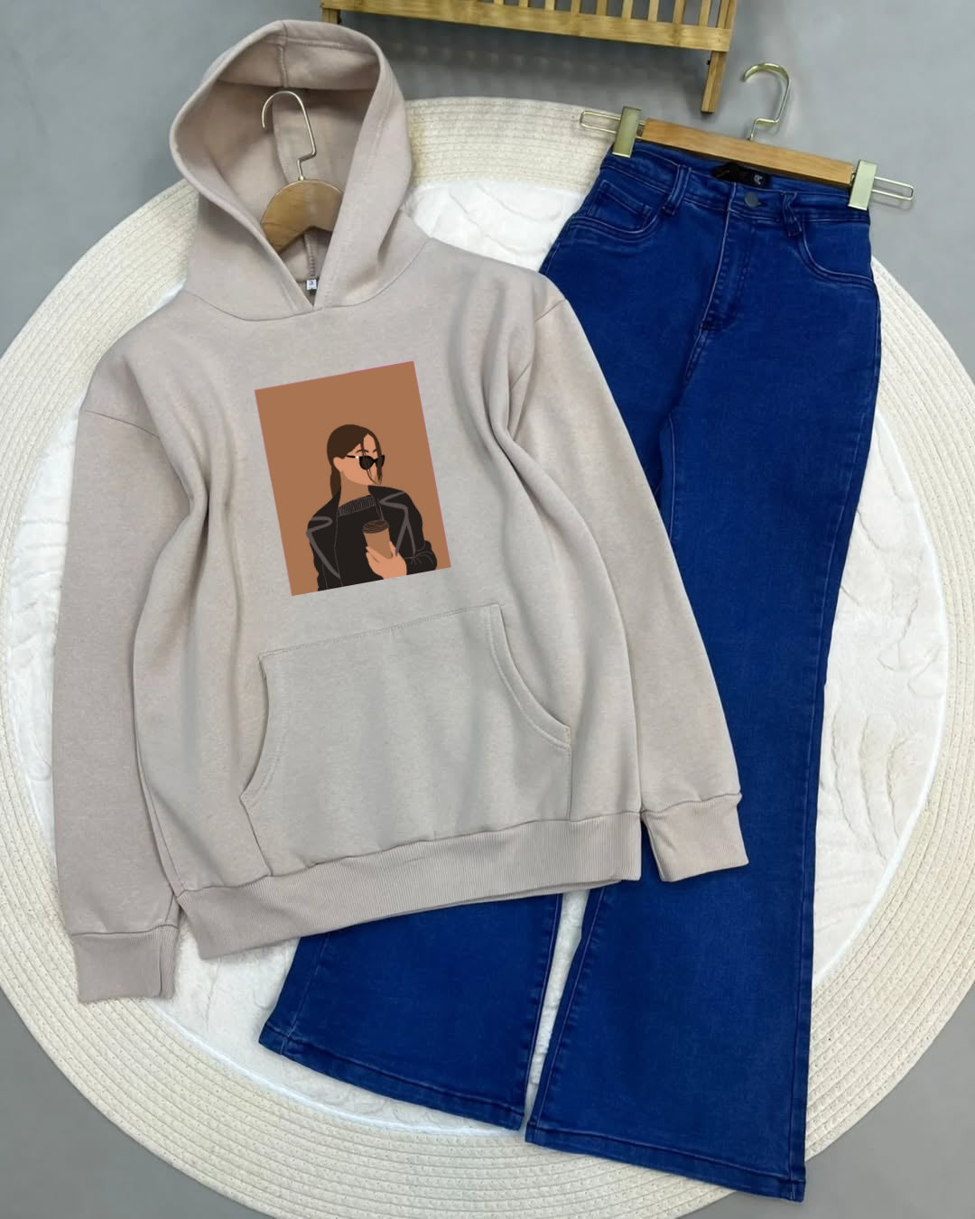 BEIGE HOODIE COFFE GIRL -MID BLUE WIDE LEG JEANS