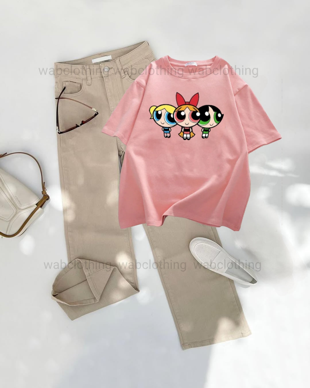 Beige wide leg jeans - Pink t-shirt 3 buttercups