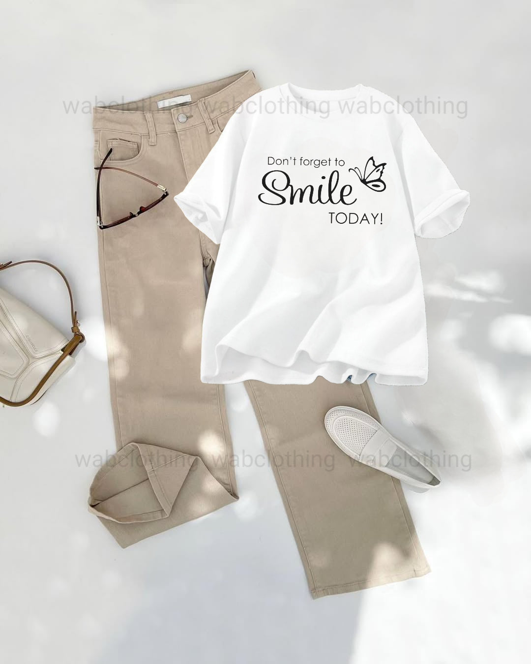 Beige wide leg jeans - White t-shirt don't forget to smile